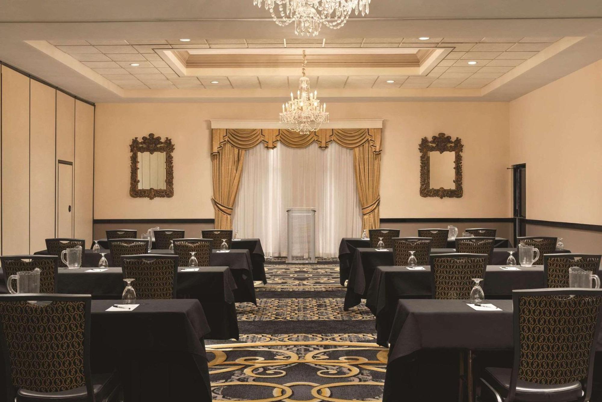 Radisson Hotel & Conference Center Рокфорд Экстерьер фото