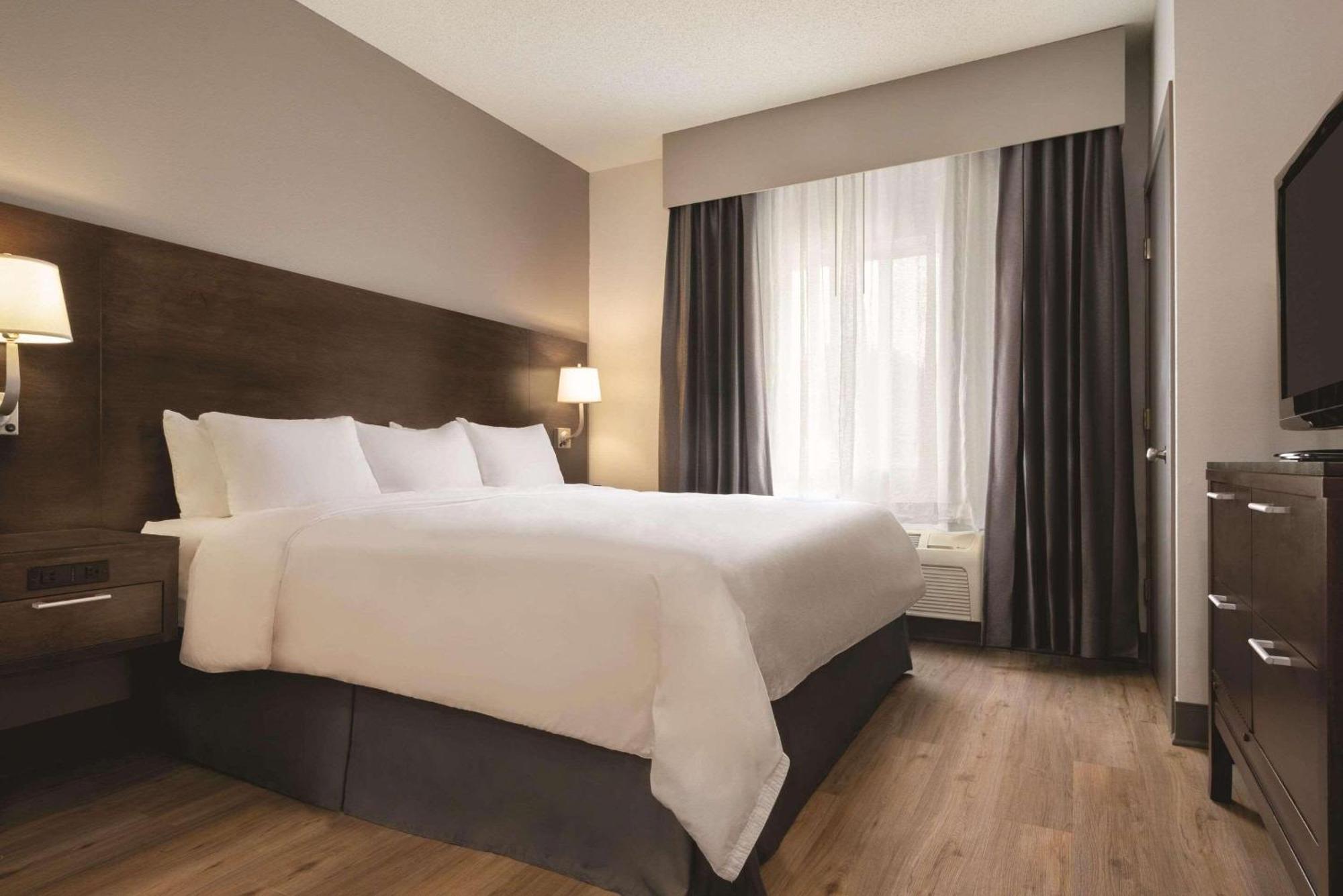 Radisson Hotel & Conference Center Рокфорд Экстерьер фото